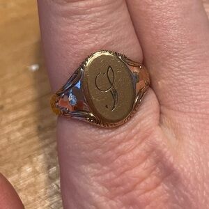 Vintage signet ring letter “I”